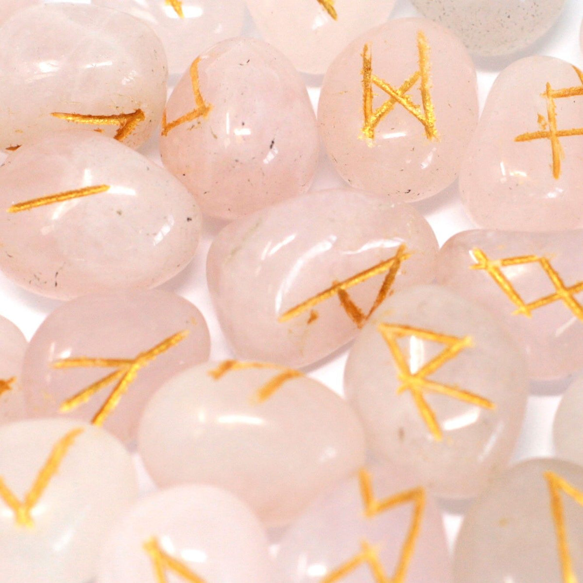 Jeu de Runes en Pierres Naturelles — Quartz Rose Doux