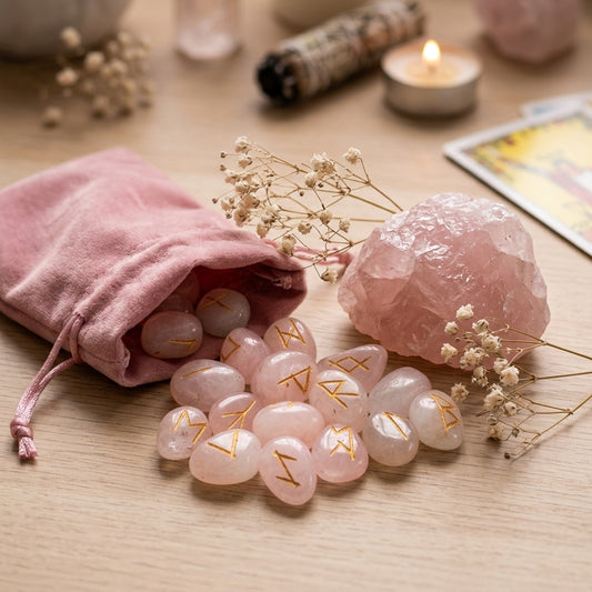 Jeu de Runes en Pierres Naturelles — Quartz Rose Doux